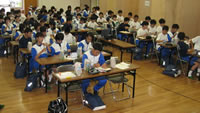 リスクコミュニケーションに参加する中学生の写真