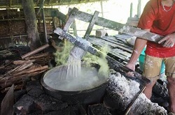 モヒンガーの麺を茹でるところ